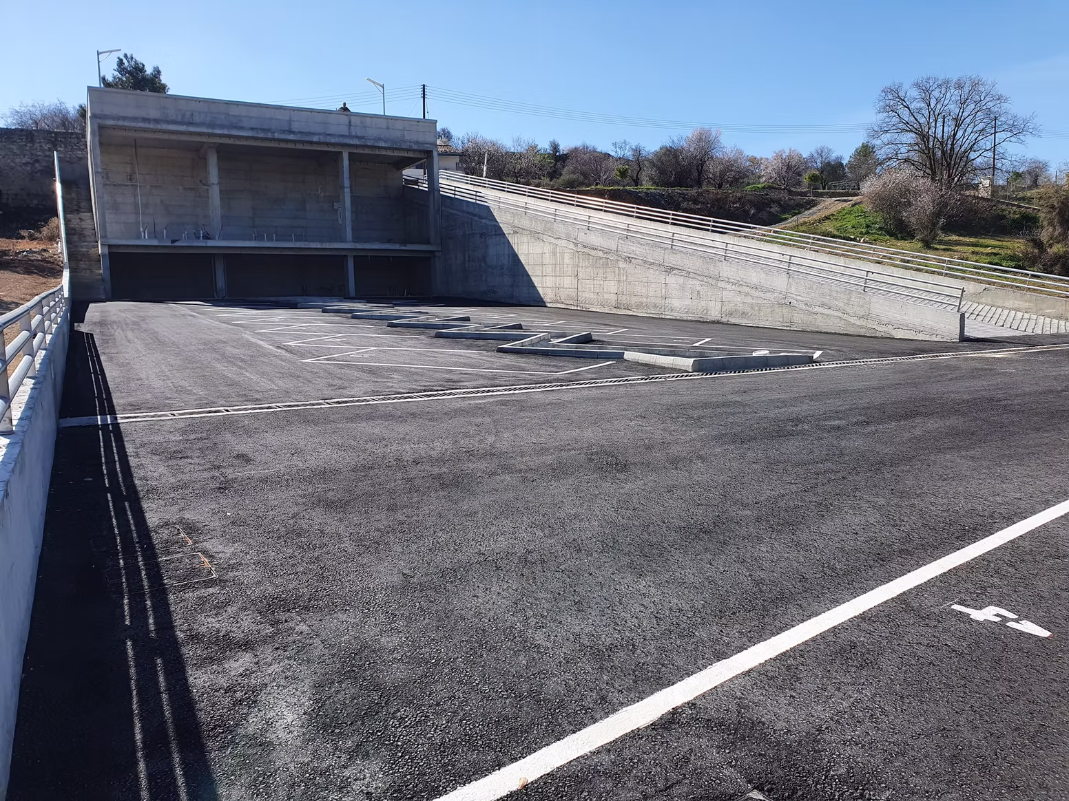 Public Parking Lofou