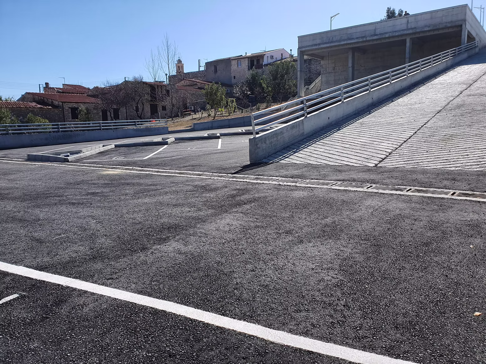 Public Parking Lofou